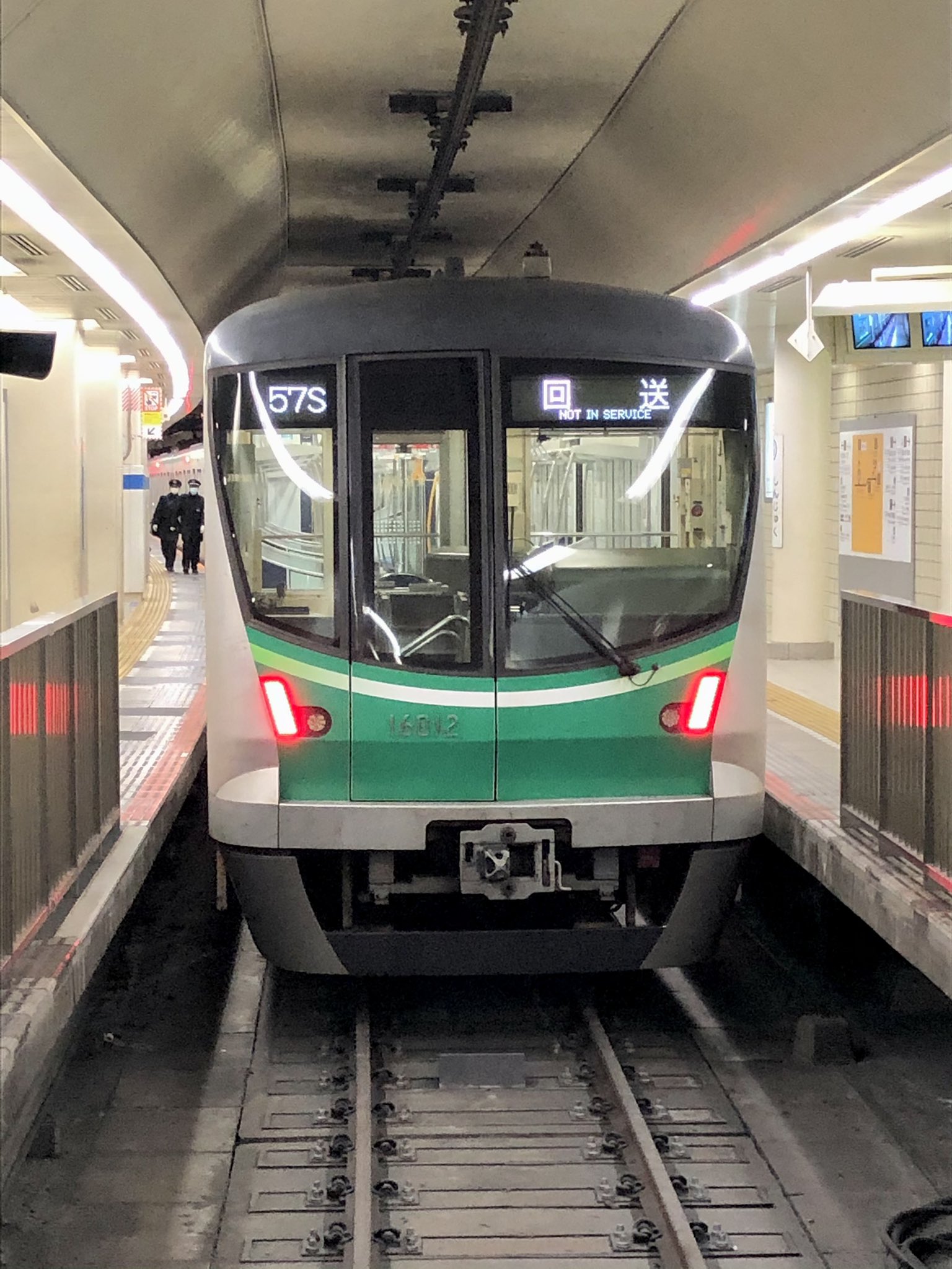 クロさん 今朝の 新宿駅 地下ホーム 小田急相模原駅での人身事故の影響で 各駅停車町田行き しかも更新ブツ8 とマンロクの組み合わせという 異様な光景を目の当たりにしました ﾟdﾟ 新宿 小田急1000形 メトロ系 T Co