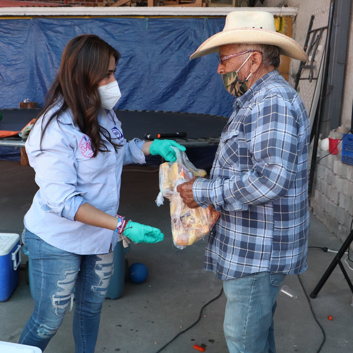 sarainunezceron's tweet photo. 💙 Estoy muy contenta de poder visitar con todas las medidas de higiene el Distrito 12, acompañando a las familias de las comunidades de #Celaya, colaborando con un granito de arena y más durante esta pandemia. #MiCompromisoEsContigo 🇲🇽
#SoyOrgullosamenteCelayense #PANContigo https://t.co/5zLcDClVIT