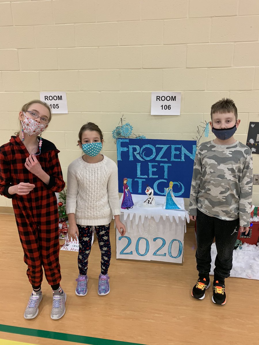 Some of the dollies came with me to view the Christmas floats. They were awfully proud when we got to theirs!! <a href="/JuniperRidgeNL/">Juniper Ridge Int</a>