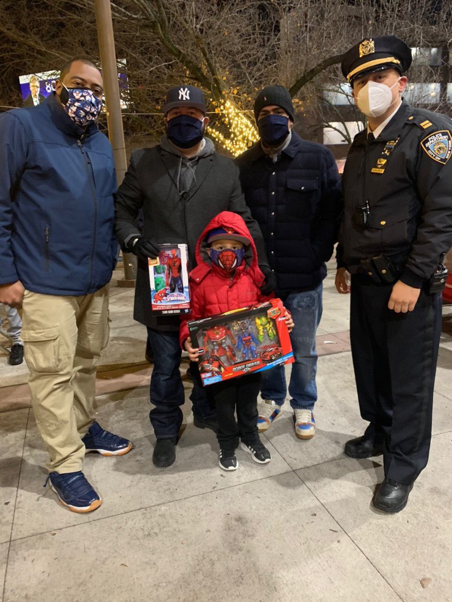 NYPD41Pct's tweet photo. Our NCO/YCO and @NYPDCommAffairs along with @41_Comm_Council and @nypdliaison distributed more than 1,000 toys to the children and families of #Huntspoint and #Longwood. Special Thanks to @Salamancajr80 @2_bronx and the @SoBoBID https://t.co/p8oMLw6tGS