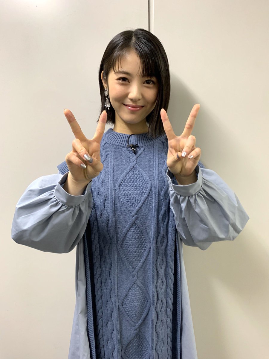 浜辺美波の私服 約束のネバーランド 公開で めざましテレビ とくダネ に出演した時のニットのドッキングしたブルーのワンピースです 芸能人の私服 衣装まとめ Woomy