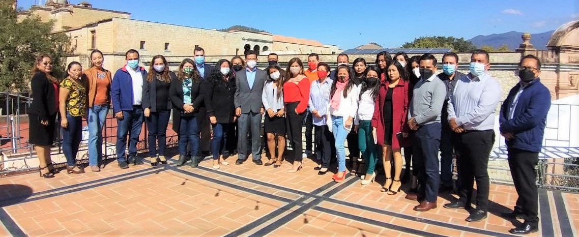 FISCALIA_GobOax's tweet photo. El Fiscal General @RVasconcelosM, se reunió con personal de la @VFGZonaCentro y del #CODDI, y sus titulares @AlexMagno e @HILDACABRERADOM, a quienes reconoció los buenos resultados obtenidos este año y su aportación al mejoramiento de la procuración de justicia en #Oaxaca. https://t.co/WusQUyYpPX