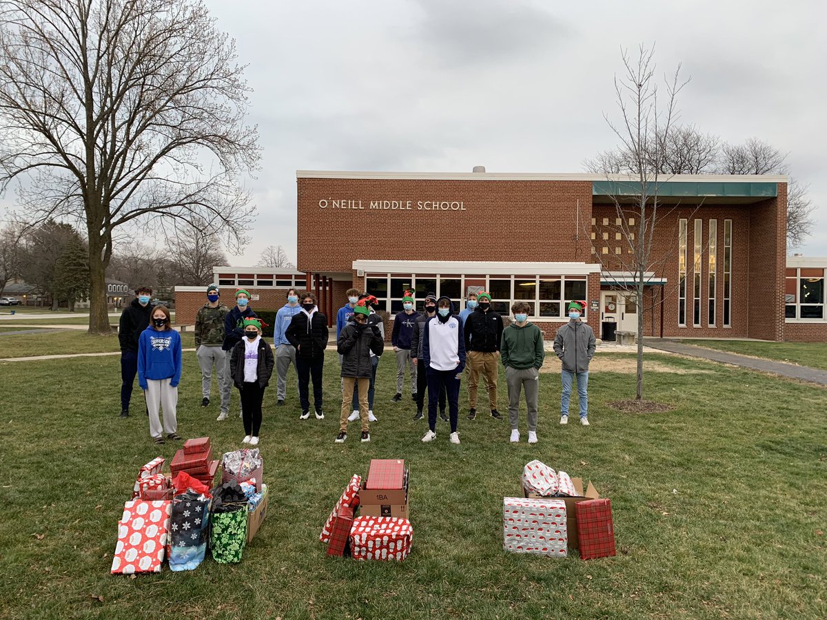 haleyannvermeer's tweet photo. How incredible for a group of sophomore boys to honor their friend that passed away by giving back to families in the community! Evan’s memory lives on in a beautiful gift of community, generosity, and love. Evan’s elves are truly amazing! #evanselves #dg58pride https://t.co/PCfu6BZa9o
