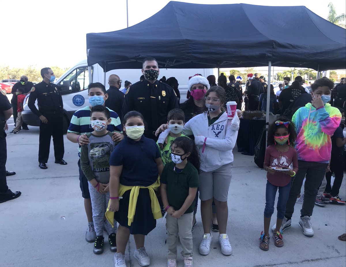 BrokerESilio's tweet photo. A huge heartfelt Thank you goes to @Walmart and @MiamiPD for making the holidays brighter for kids in our #Allapattah community.  Special thanks to Commander @ErnieSierraMPD Ofc Odio, Srgt Rodriguez, Ofc Avila, Ofc Ruiz, Ofc Juste &amp; S. Guerrero for their benevolence! https://t.co/uFN541aONl