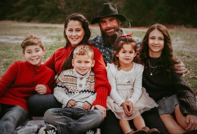 Jenelle Evans Posts Annual Christmas Pics, Gets Roasted Over an Open Fire https://t.co/cY8ivG0vCC https://t.co/peBzOyP5D9
