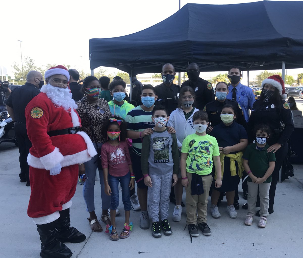 BrokerESilio's tweet photo. A huge heartfelt Thank you goes to @Walmart and @MiamiPD for making the holidays brighter for kids in our #Allapattah community.  Special thanks to Commander @ErnieSierraMPD Ofc Odio, Srgt Rodriguez, Ofc Avila, Ofc Ruiz, Ofc Juste &amp; S. Guerrero for their benevolence! https://t.co/uFN541aONl