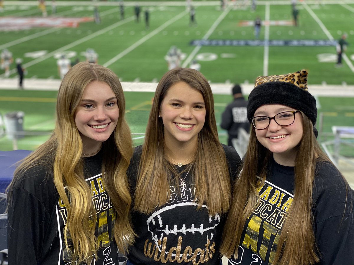 ItalianMommy412's tweet photo. What a difference 6 years can make! Love these beauties! ♥️ Go Wildcats! 🖤💛🐾🏈 #UILState https://t.co/24YliS9V7y