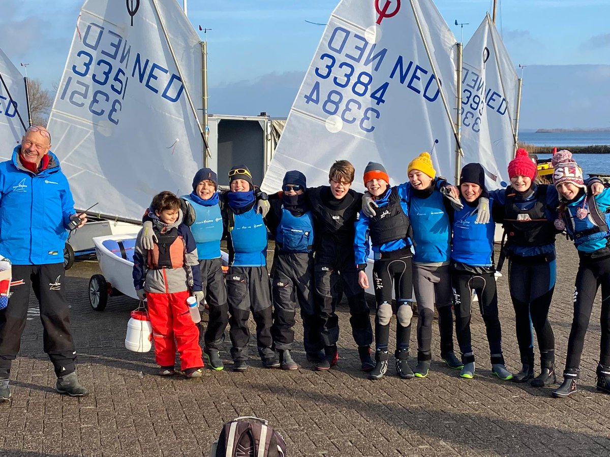Lekker buiten sporten! Met strenge COVID-19 regels kunnen de jonge Optimistzeilers in de Kerstvakantie gewoon trainen in Muiden en op het Veerse Meer. Daar zijn ze blij mee!  coach4sailing.nl/clinics