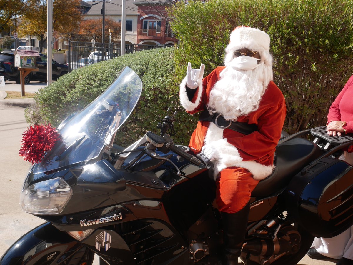 UTAustinPolice's tweet photo. It's Santa! We know him! UTPD is happy to partner with the @UTAustin #OrangeSanta program each year for a visit with the future #longhorns of @UTElementary. Learn more about the program and how to donate: https://t.co/D8TfCNBvn6 https://t.co/oRCEiYur5c