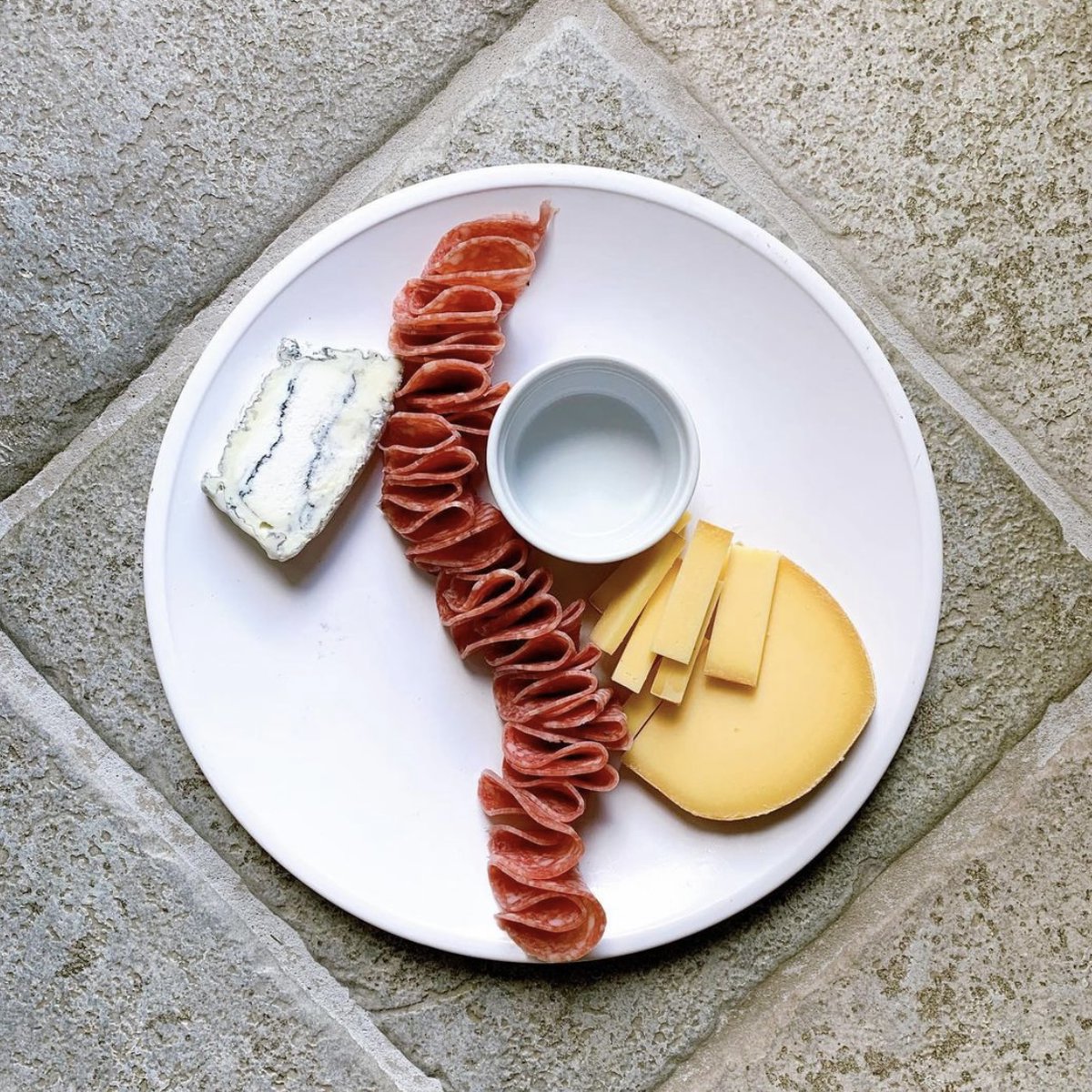 ThatCheesePlate's tweet photo. SWIPE TO BUILD ➡️ That "Happy Hour" Plate as seen on my virtual happy hour with @andrewmcmahon a few months ago! We made cheese plates, quarantini cocktails and Andrew played a few tunes 🎹  #cheesebynumbers 
https://t.co/dnq8V9TViU https://t.co/M0HTy1kKb5