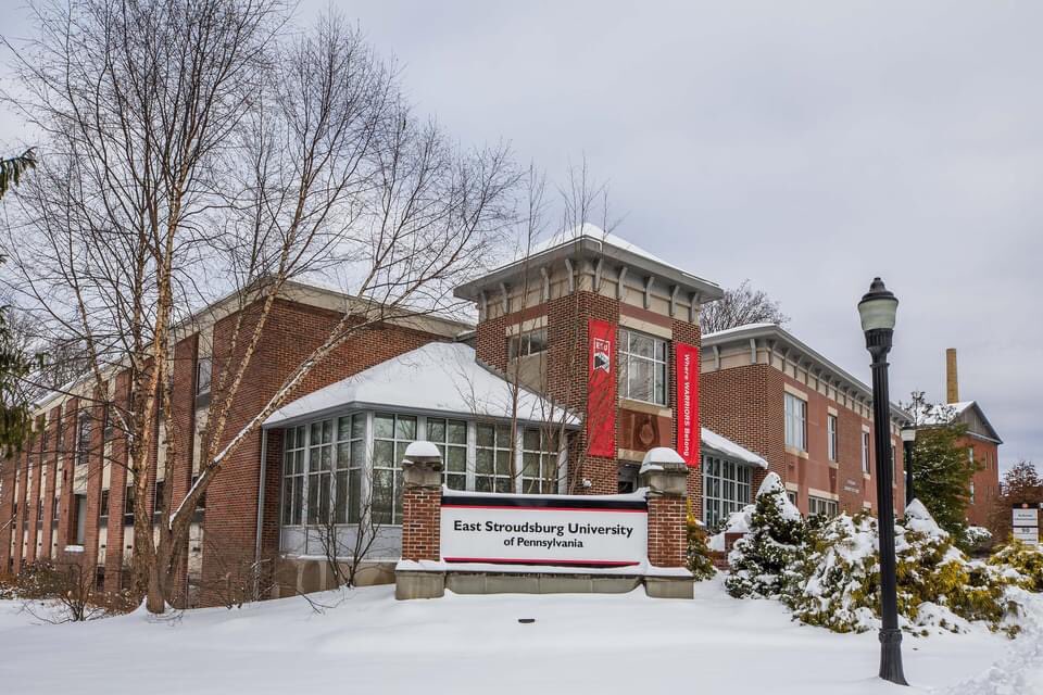 ESUniversity's tweet photo. Snowy campus scenes captured by our photographers today 🌨❄️📷 https://t.co/IT22kIzixE