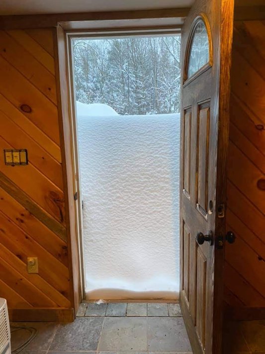 InfosFrancaises's tweet photo. 🇺🇸 États-Unis : importantes chutes de #neige dans le nord-est du pays, notamment dans l'État de New York. Des cumuls allant jusqu'à 1 mètre enregistrés par endroits. https://t.co/VyLj13xWTf