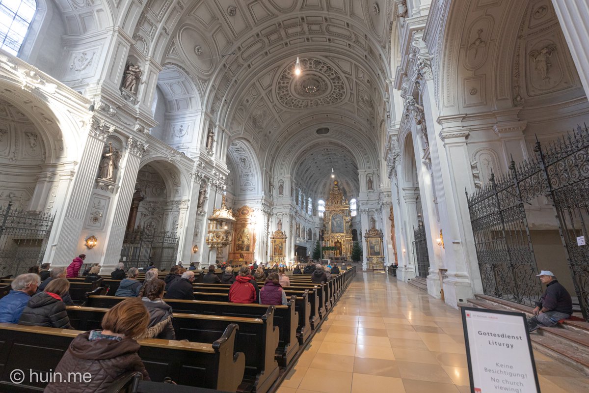 Huin Twitter પર ミュンヘンの中心地は教会も多いんだけど 聖ミヒャエル教会 1枚目 と アザム教会 2 3枚目 はとても印象的だった 特にアザム教会はバロック様式建築の中でもやりすぎなレベルで完全に異空間 Ff13のラスボスが出てきそうな雰囲気 1年前の