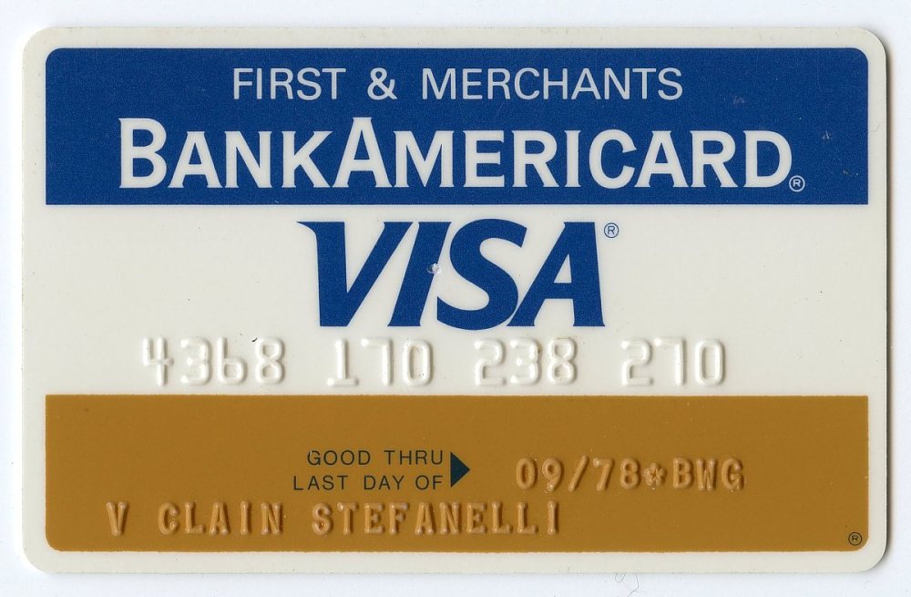 त्यामुळे व्यवहार सोपे होऊ लागले. या कार्डाला ‘बँक अमेरिका कार्ड’ म्हटले जाई. पुढे जाऊन १९७६ त्याचे नामकरण ‘व्हिसा’ असे करण्यात आले. स्पर्धा सगळ्याच क्षेत्रात असते तशी इथेही होतीच. बँक ऑफ अमेरिकाने सुरु केलेल्या संघटनेत सहभागी होण्यास काही बँका राजी नव्हत्या.  #म  #मराठी