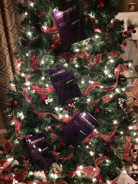 KeepItRealActin's tweet photo. This Holiday Season, make sure to decorate your Christmas Tree with the ornaments that matter! 🎄📚#ibookedit
https://t.co/A6TI69H0vk
#actingbook #actorbook #actingadvice #actingtips https://t.co/WVoN37HI9C
