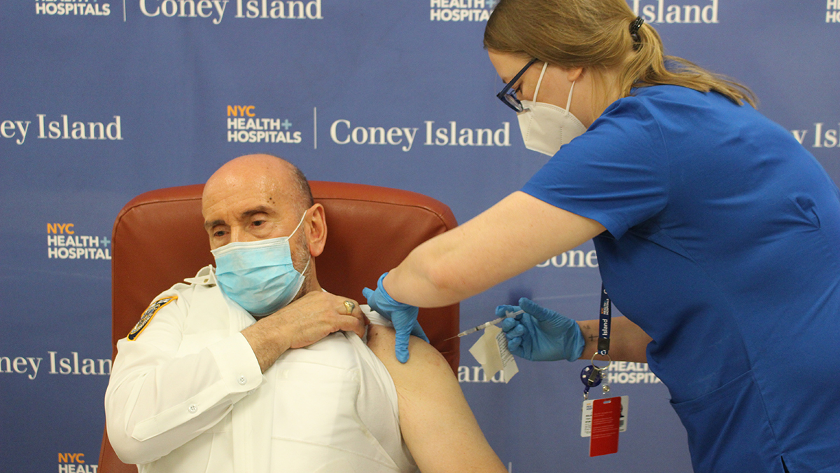 NYCHealthSystem's tweet photo. Check out the scenes as the first NYC Health + Hospitals @ConeyIslandHosp staffers received #COVID19vaccines! This is truly a historic time for us, and we thank our #HealthCareHeroes for being vaccine champions. Learn more about the vaccine: https://t.co/vUoHttrt2x
#NYCVaxChamp https://t.co/N3m22ipT3W