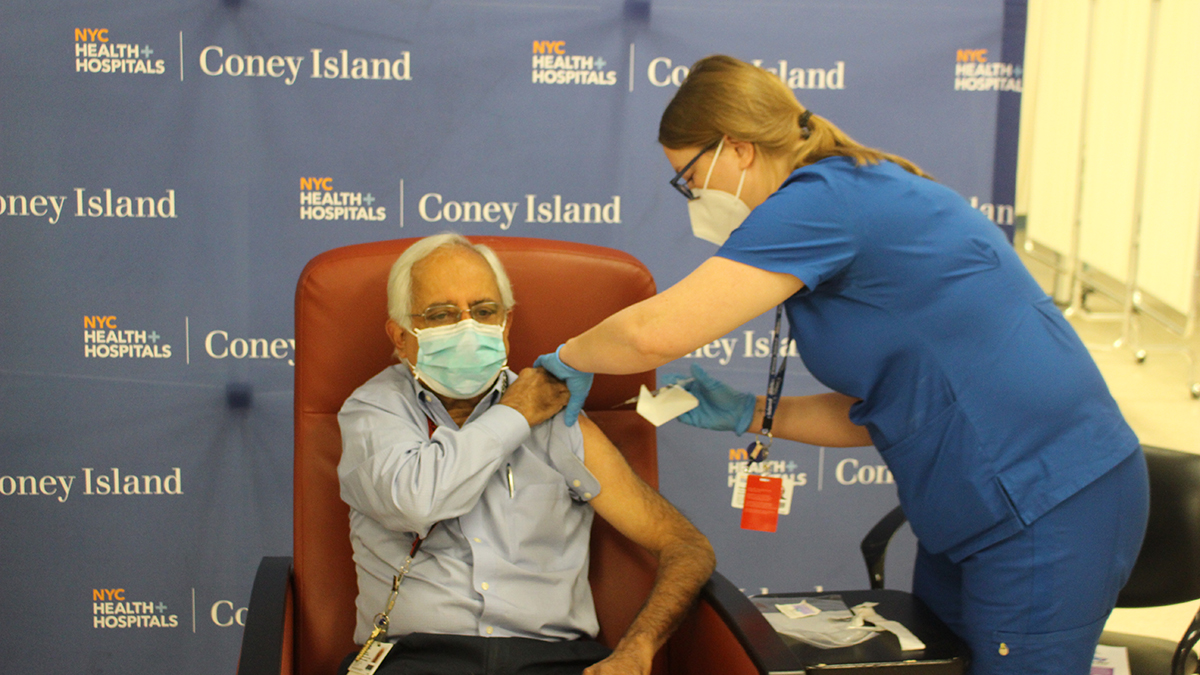 NYCHealthSystem's tweet photo. Check out the scenes as the first NYC Health + Hospitals @ConeyIslandHosp staffers received #COVID19vaccines! This is truly a historic time for us, and we thank our #HealthCareHeroes for being vaccine champions. Learn more about the vaccine: https://t.co/vUoHttrt2x
#NYCVaxChamp https://t.co/N3m22ipT3W