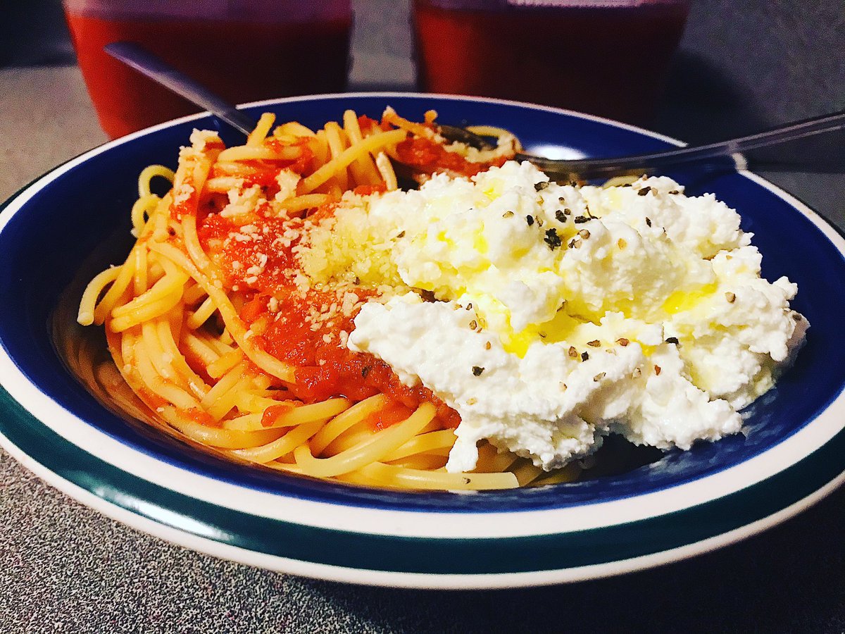 Diiimeco's tweet photo. Snow day vibes! #Ricotta and #Parmesan sprinkle sprinkle like the #flurries coming down outside! #Spaghetti #vegetarian #usewhatyouhave #nowaste #scalfani #forkandspoon 🍝🥰 https://t.co/W0MDCTE4qQ