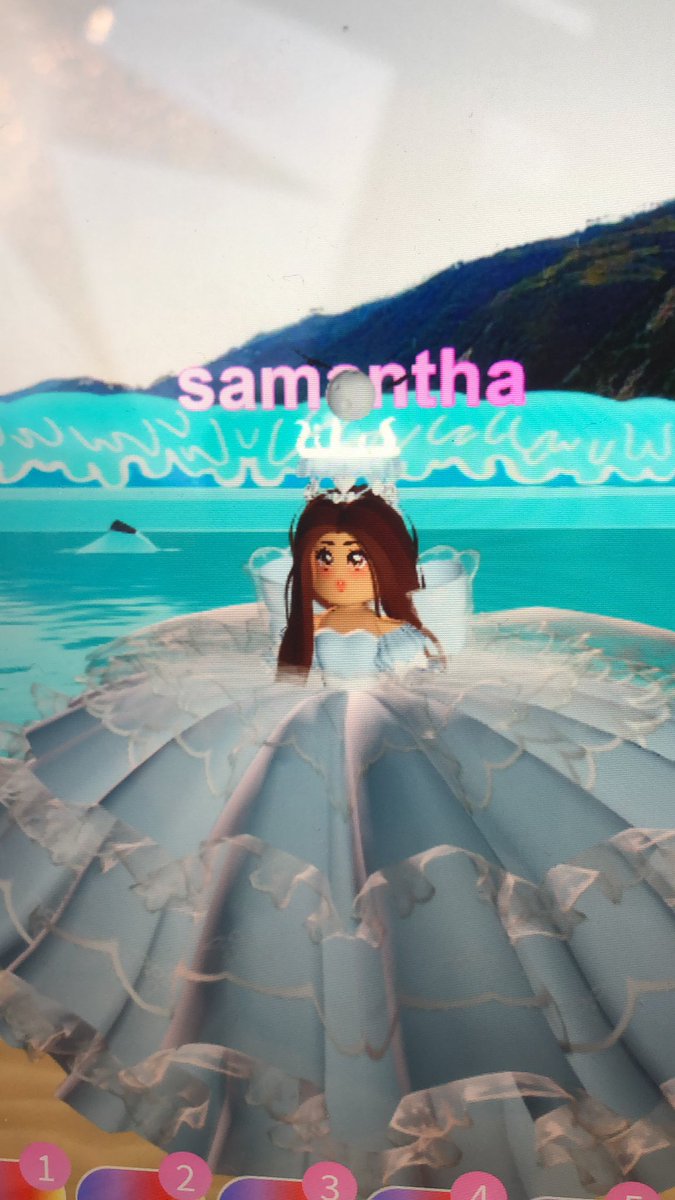 mattea_ferrante's tweet photo. Any offers for my halo or skirt?#royalehightrades #royalehightradings #RoyaleHighHalo #royalhigh #rhhalo #rhoffers #hal2020 #largetrainbowskirt #ltbs #offers #trading #royalehighoffer #royalhighoffers https://t.co/eNOahwrznO