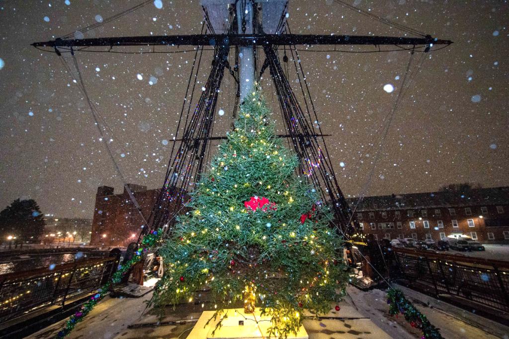 USNavy's tweet photo. Let it snow!❄️ 

The @USSConstitution displays holiday lights and decorations during a snowstorm at the Charlestown Navy Yard. #OldIronsides is the #USNavy's and world’s oldest commissioned warship afloat. #HappyHolidays #WinterStormGail https://t.co/yqO38PcakJ