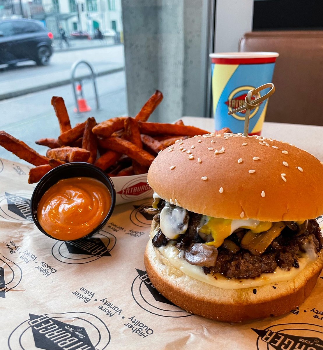 Have you tried ordering this combo before? Our decadent Mushroom Swiss burger and crispy yam fries. What more could you want in life? 😉
#fatburgercanada #burgers #burgerlove