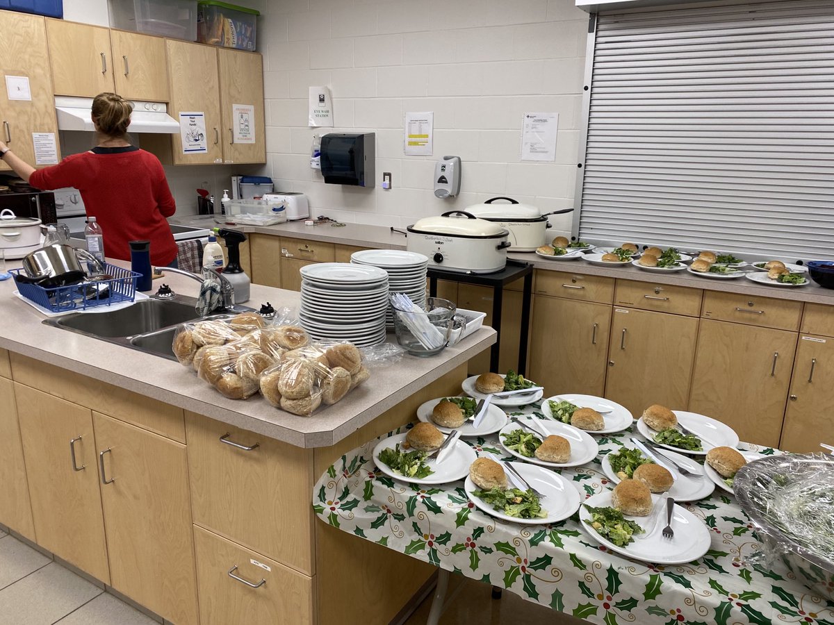 scottpetronech's tweet photo. @ChamberlainATL Thank you Ms. Fletcher for that awesome turkey lunch today. Our whole school community enjoyed it! It was amazing how many students came back for seconds. https://t.co/GxfPna1spn
