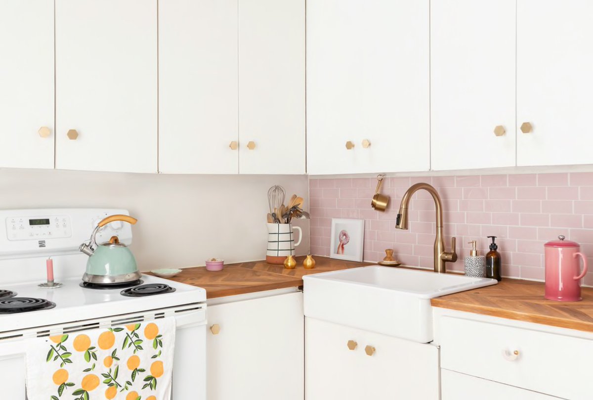 activehomeowner's tweet photo. There are two new colors taking over kitchen cabinets. Here's a hint... It's not white. Find out which here: https://t.co/LmV3ELmsl8

#house #home #kitchen #storage #cook #clean #chef #dinner #baking #holiday #dessert #fun #family #DIY https://t.co/x2MTDhQJ9j