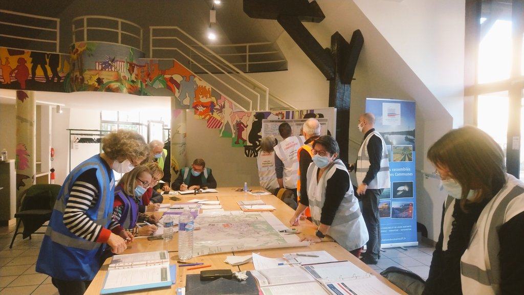 DupuisGuilhem's tweet photo. 👩🎓Formation @RisquesMajeurs à la gestion de crise pour plus de 20 élus locaux en @IndreetLoire37 avec #AMF37
Un peu de théorie 📚👨🏫 autour du plan communal de sauvegarde et des bonnes pratiques opérationnelles en cellule de crise, suivie d'une mise en situation sur table 🚧 🚨 https://t.co/nUCmCETMwG