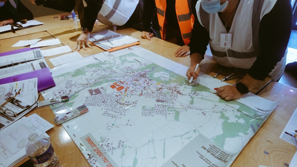 DupuisGuilhem's tweet photo. 👩🎓Formation @RisquesMajeurs à la gestion de crise pour plus de 20 élus locaux en @IndreetLoire37 avec #AMF37
Un peu de théorie 📚👨🏫 autour du plan communal de sauvegarde et des bonnes pratiques opérationnelles en cellule de crise, suivie d'une mise en situation sur table 🚧 🚨 https://t.co/nUCmCETMwG