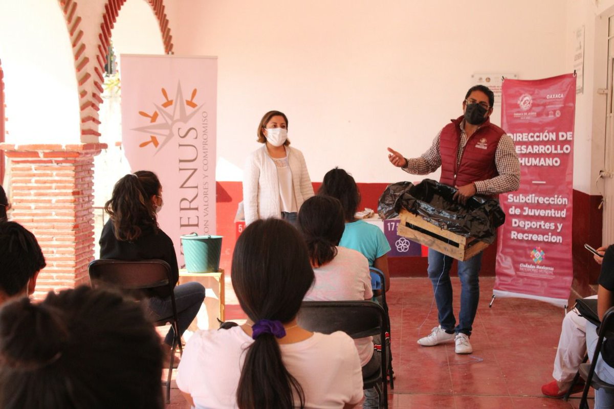 MunicipioOaxaca's tweet photo. En colaboración con el Colectivo Kybernus, la Dirección de Desarrollo Humano entregó paquetes de semillas del programa "Mi patio sustentable" y capacitó a jóvenes de la agencia de Guadalupe Victoria para promover la agricultura urbana y la siembra de hortalizas. https://t.co/Y44NiCA20t