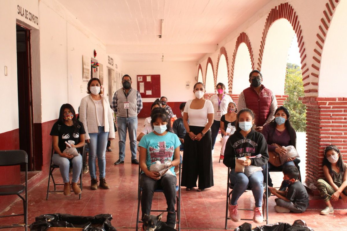 MunicipioOaxaca's tweet photo. En colaboración con el Colectivo Kybernus, la Dirección de Desarrollo Humano entregó paquetes de semillas del programa "Mi patio sustentable" y capacitó a jóvenes de la agencia de Guadalupe Victoria para promover la agricultura urbana y la siembra de hortalizas. https://t.co/Y44NiCA20t