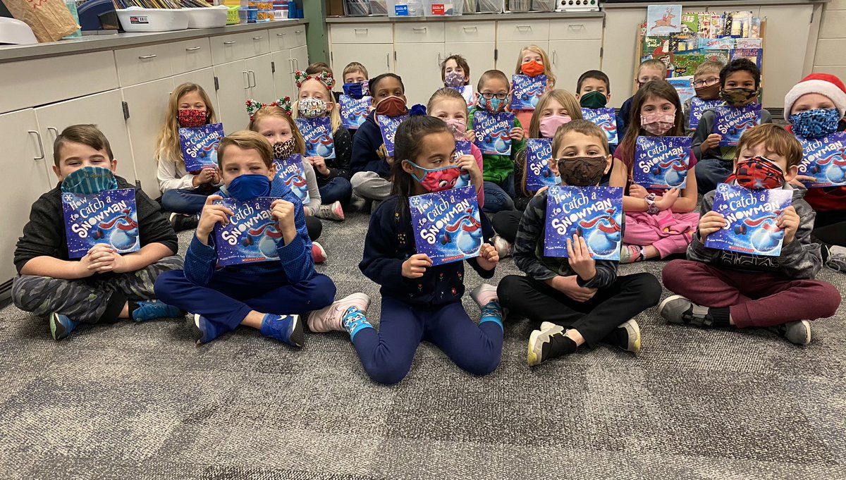 KimberlyHahn38's tweet photo. 🔥🔥🔥Ss received their #bookofthemonth for December #wearereaders #packpride #howtocatchasnowman .@HowellTFE .@HowellMISchools https://t.co/qBTaYAfkd1