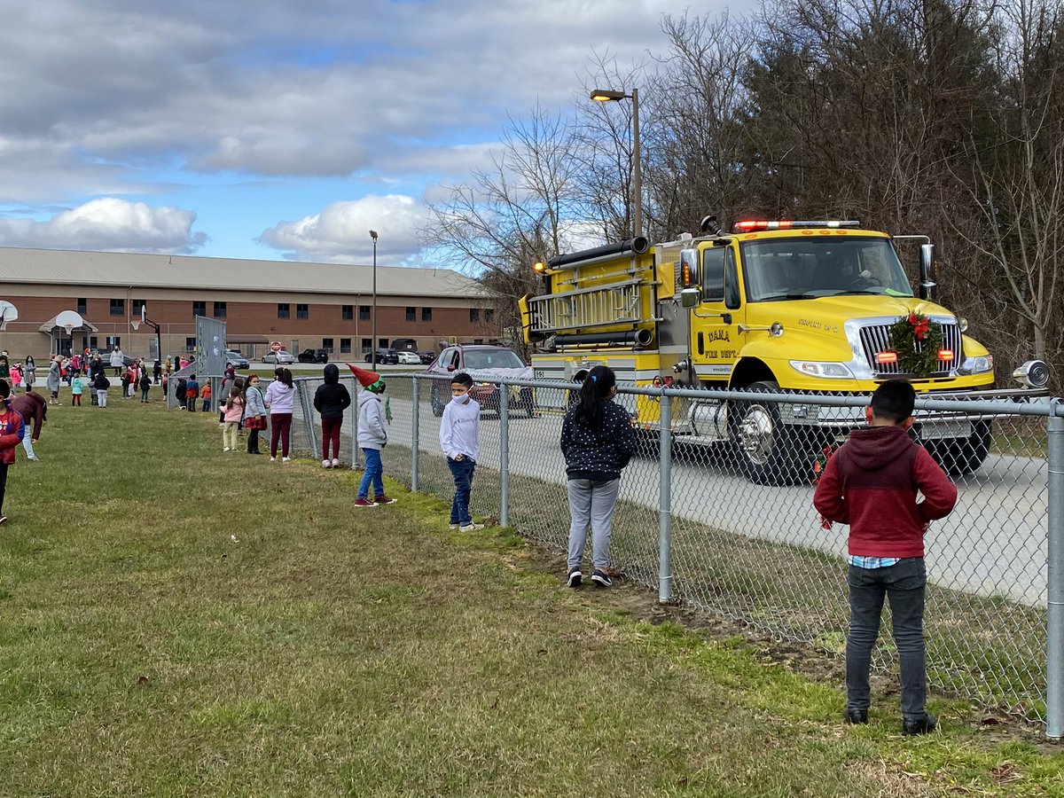 dcwmains's tweet photo. The Dana Christmas Parade was so much fun. Parents and teachers synergized and came up with a safe alternative to our annual Christmas Extravaganza! #danaleads2020 @Dana_Elementary @HCPSNC https://t.co/cXp4ua84qE