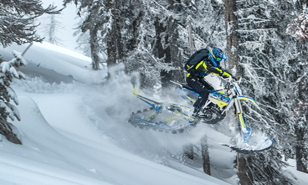 riderswest's tweet image. Dirt bikes are really just Transformers: Snow bikes in disguise
@Timbersled 
@MotoTraxSnow 
@YetiSnowMX
@CMX
@Camso_co 
@SavageSnowBikes
@SnowTechMX 
@SnowRiderMoto
buff.ly/34kMGhS