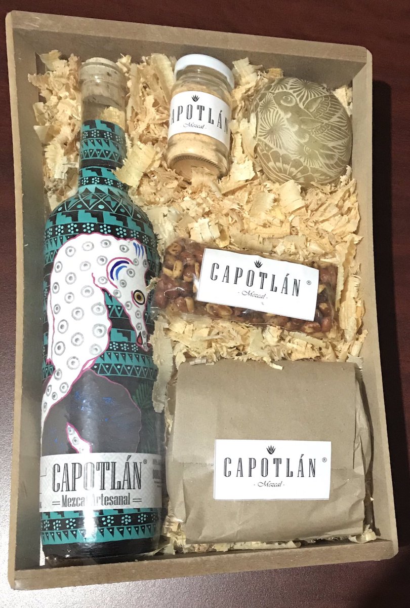 rcv04's tweet photo. Miren lo que me trajeron de regalo mis amigos de #Capotlan #Mezcal mezcaleros que elaboraron la #Colección Rancho Santiago @RanchoStgo. Tienen a la venta estos paquetes para regalo ya disponibles a entrega inmediata https://t.co/1X2bbRi38X