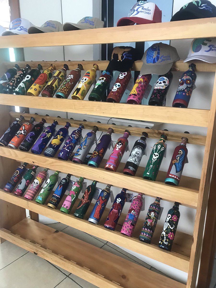 rcv04's tweet photo. Miren lo que me trajeron de regalo mis amigos de #Capotlan #Mezcal mezcaleros que elaboraron la #Colección Rancho Santiago @RanchoStgo. Tienen a la venta estos paquetes para regalo ya disponibles a entrega inmediata https://t.co/1X2bbRi38X