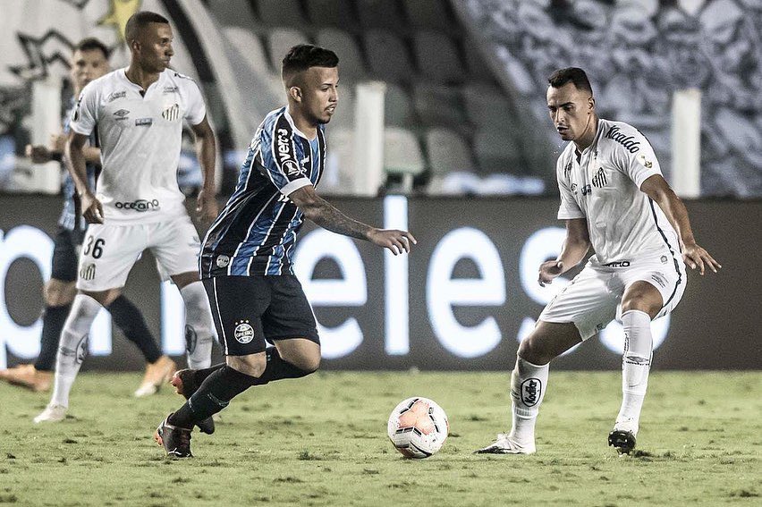 LudusComunica's tweet photo. Qualidade no meio de campo! 👌

Gui Nunes teve mais uma boa atuação na última quarta, na goleada que garantiu a vaga do Peixe na semifinal da Copa Libertadores. ⚪⚫

Boa, Gui! 🔥

📸: Ivan Storti/Santos FC https://t.co/m3QwB5aWf9