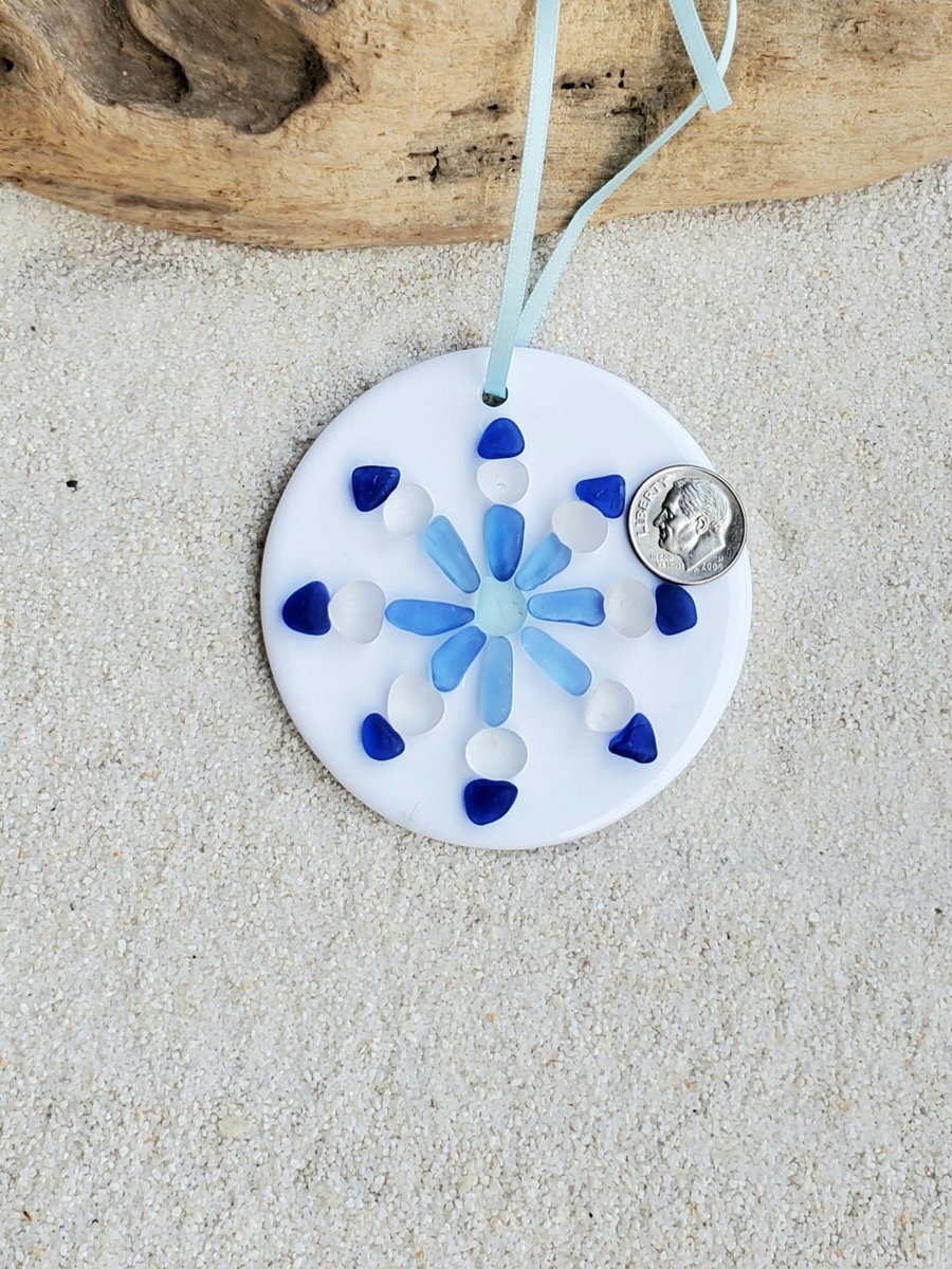 saltedbayonet's tweet photo. Each bit of #seaglass is unique on this #handmade, genuine blue &amp; white seaglass #snowflake ornament! https://t.co/Zqxzn0jUyJ #genuineseaglass #seaglassornament #handmadeornament #seaglasschristmas #seaglassart #christmasornament #blueseaglass #cobaltseaglass #cornflowerseaglass https://t.co/4ehDcqZrYN