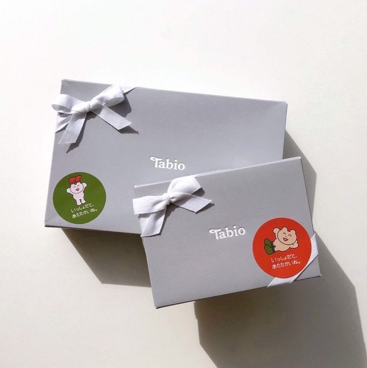 モノクマ 「今、Tabio店舗ではラッピングするとうさくまシールが貼ってもらえます。ぜひ〜(」|わかる(絵本でるよのイラスト