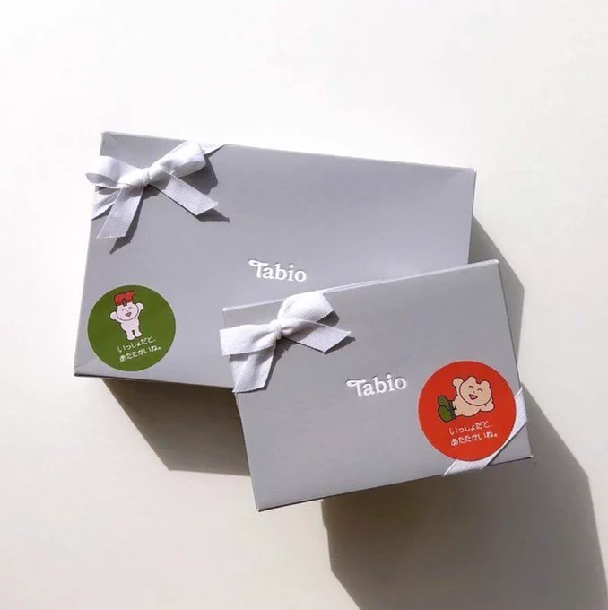 今、Tabio店舗ではラッピングするとうさくまシールが貼ってもらえます。ぜひ〜(※数量限定です。) 