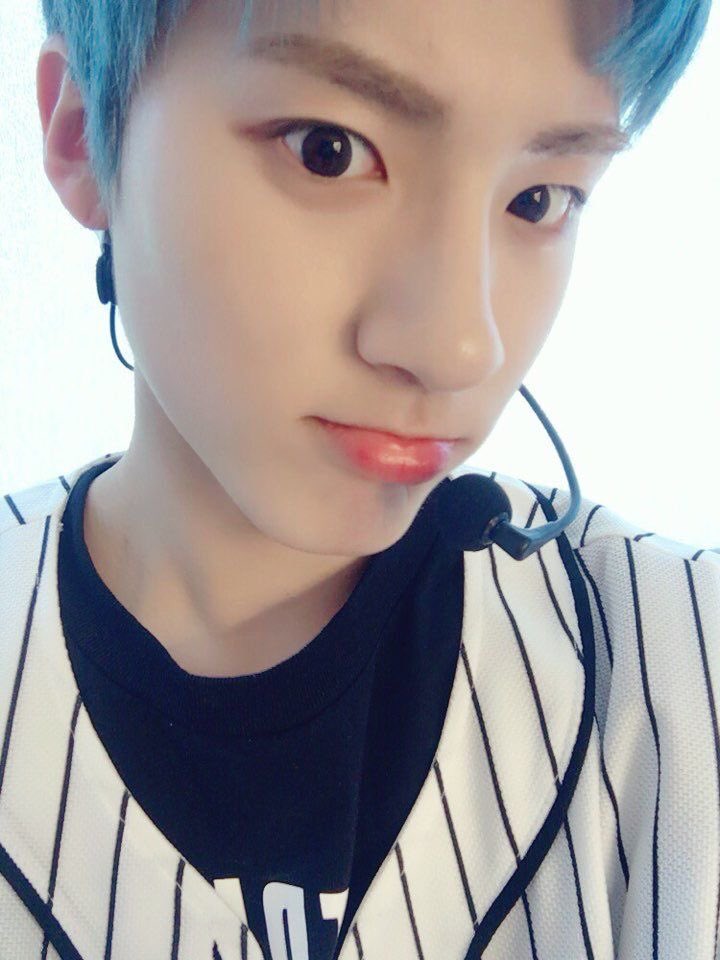 THEBOYZRPR's tweet photo. [#ERIC] 

Boa noite Deobis!! Como estão passando esse fim de ano? Lembro de ter tirado essa foto no nosso showcase do comeback~~ Que saudades de vocês, mas logo nos veremos novamente, se cuidem bastante para quando nos reencontramos! 🥺❤️ https://t.co/MUpnk7Naog