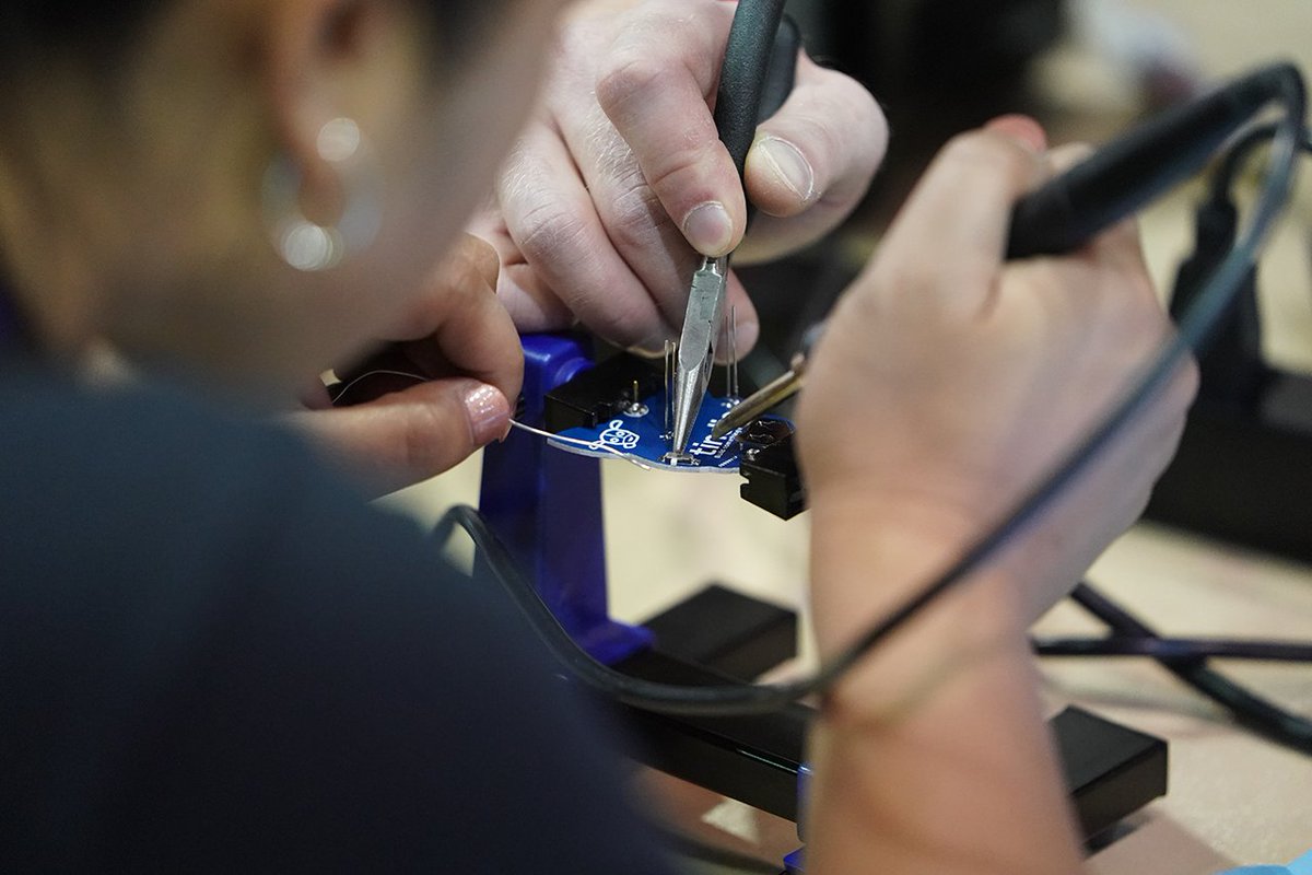 defcon's tweet image. #throwbackthursday #defcon27 #manyhandsmakelightwork #eachoneteachone