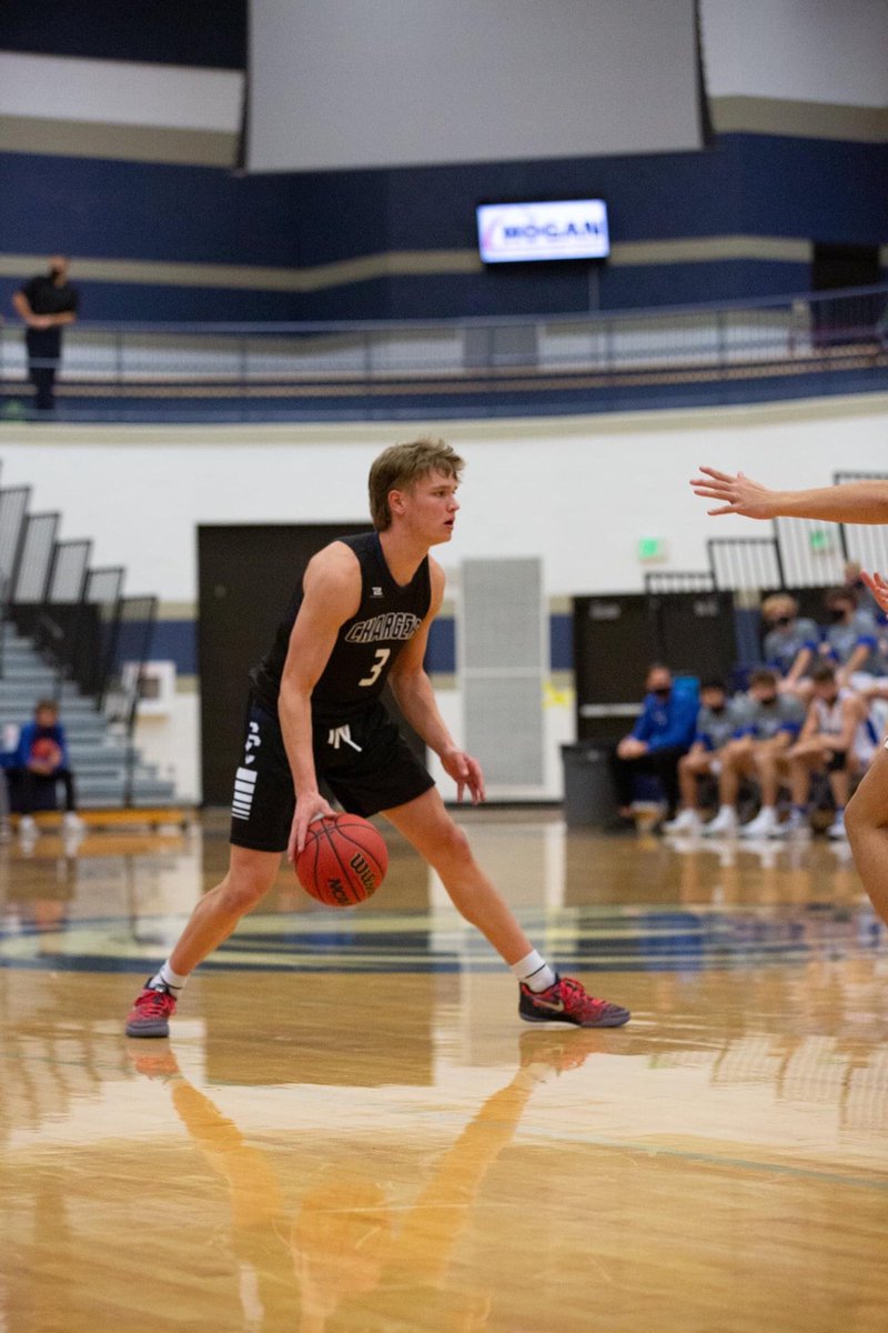 SaltLakeRebels's tweet image. Trace Ross 2021 6’4 PG corner Canyon HS average 20p for the chargers 🏀👍🏾⁦@areacodes⁩ ⁦@ChrisPoPoola⁩ ⁦@espn700bill⁩ ⁦@valerieinvegas⁩ ⁦@CSI_MBB⁩