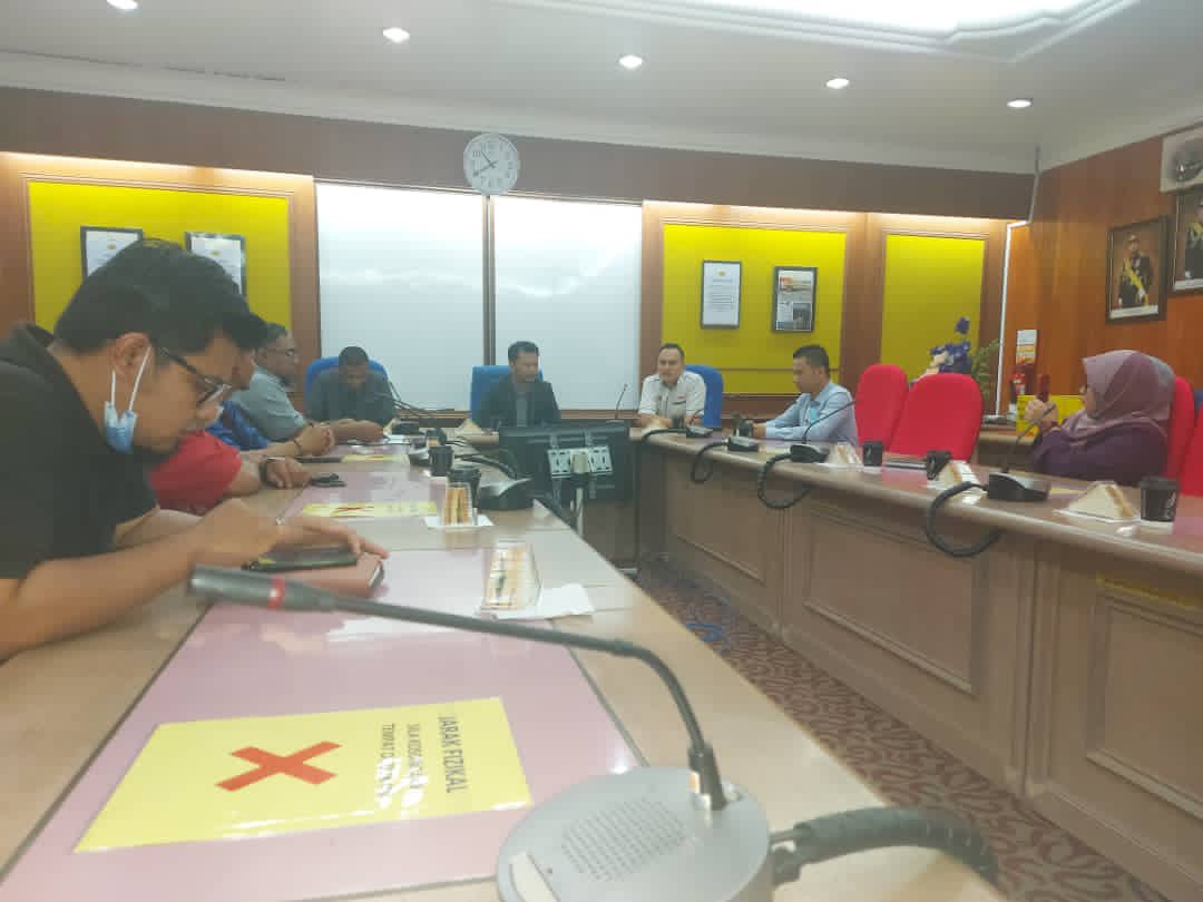 Majlis penyerahan yang disempurnakan oleh Jurutera Daerah Mersing bersama wakil Pejabat Daerah Mersing bagi kerja-kerja sebut harga KPLB sepanjang tahun 2020. Turut hadir bersama bagi menyaksi  penyerahan ini Pengarah KPLB Johor.