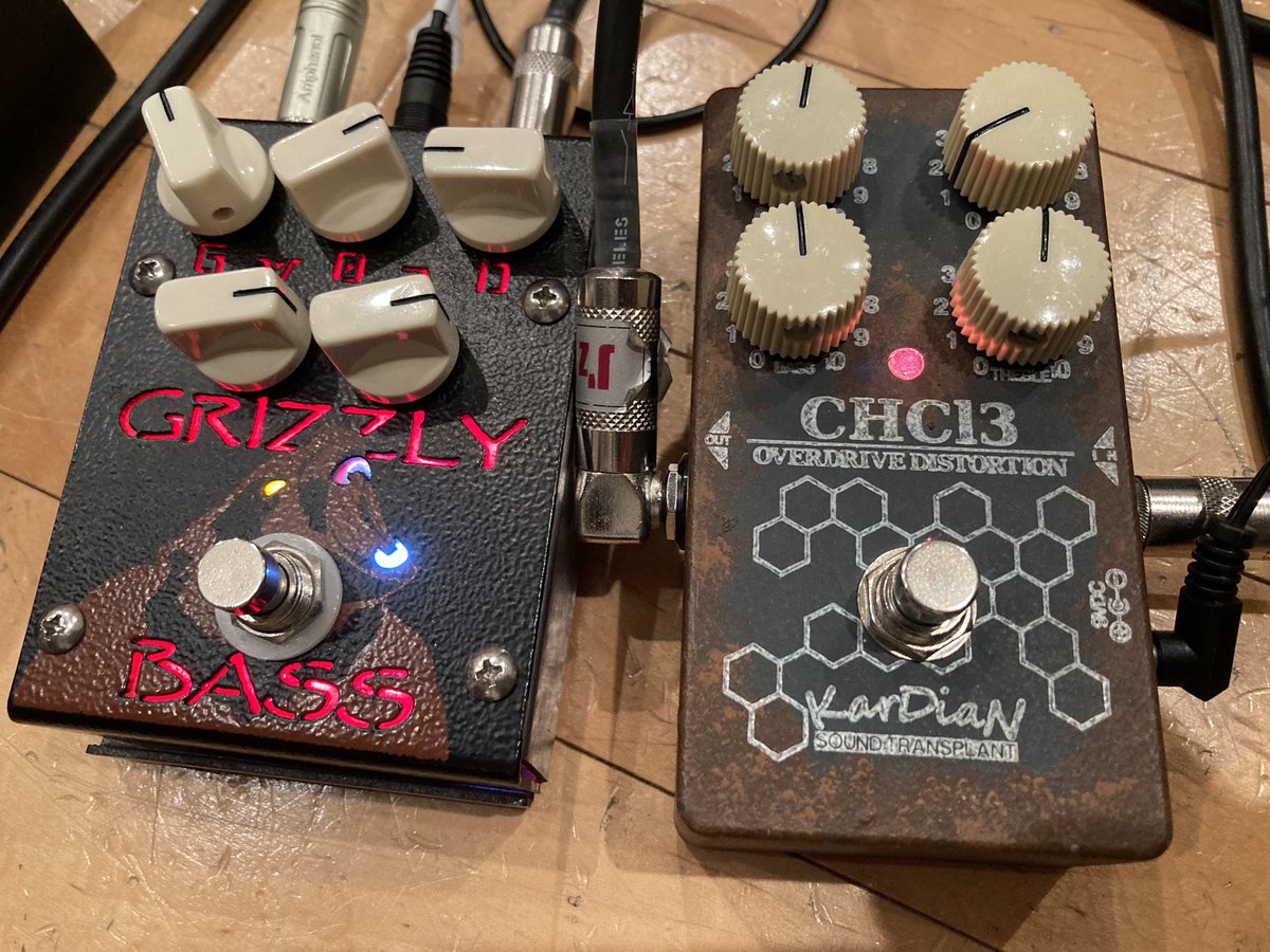 mAtsuiGfighter's tweet photo. 昨日実戦配備したGRIZZLY BASSとクロロホルムの組み合わせはナチュラル系でいきたいベーシストに最高の組み合わせの一つと言っていい!
ミッドレンジの密度を思い通りにコントロールできてフレーズの繋がりが超スムーズに。
ミックス楽だぞこりゃ。
#CreationAudioLabs
#GRIZZLYBASS
#KarDiaN
#CHCl3 https://t.co/PKz4a0DV4J