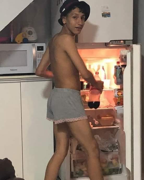 _onerolita's tweet photo. Mi suegra: que es ese ruido en la cocina ?

Yo a la madrugada: https://t.co/nMhhco4hqe