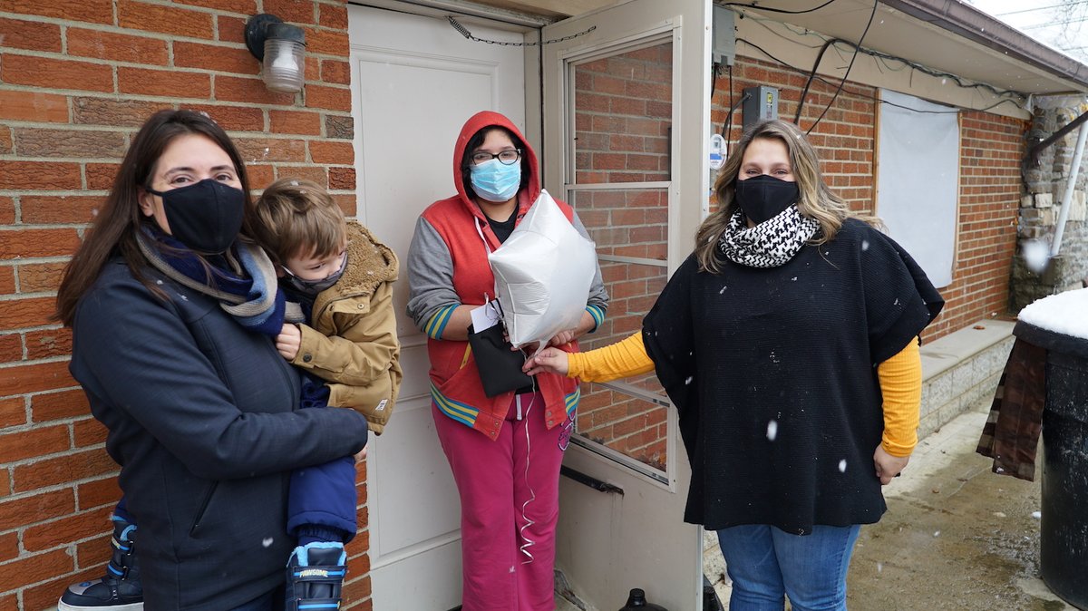 ColsCitySchools's tweet photo. It’s been nine months since many CCS students have been able to see their teachers and principals in person, so this holiday season, the staff at Columbus Alternative High School put a little cheer on students' faces with a home visit. #OurCCS

WATCH: https://t.co/9nBp5TkpQK https://t.co/gNMvGs21UI
