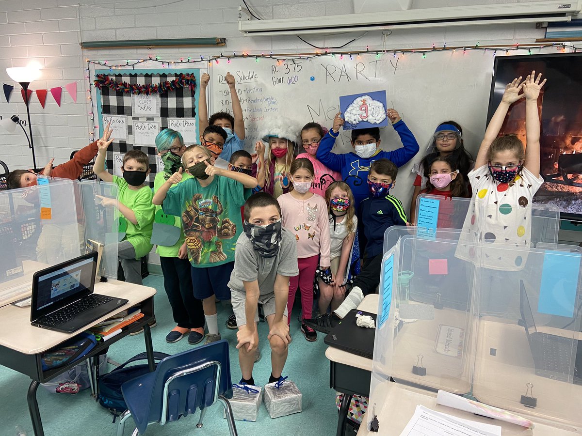 Nataliemaynard's tweet photo. Idiom day... I was a “smarty pants” #iteachthird #itsthemostwonderfultimeoftheyear #lookingsillyisfun https://t.co/kUxYGKgU2h