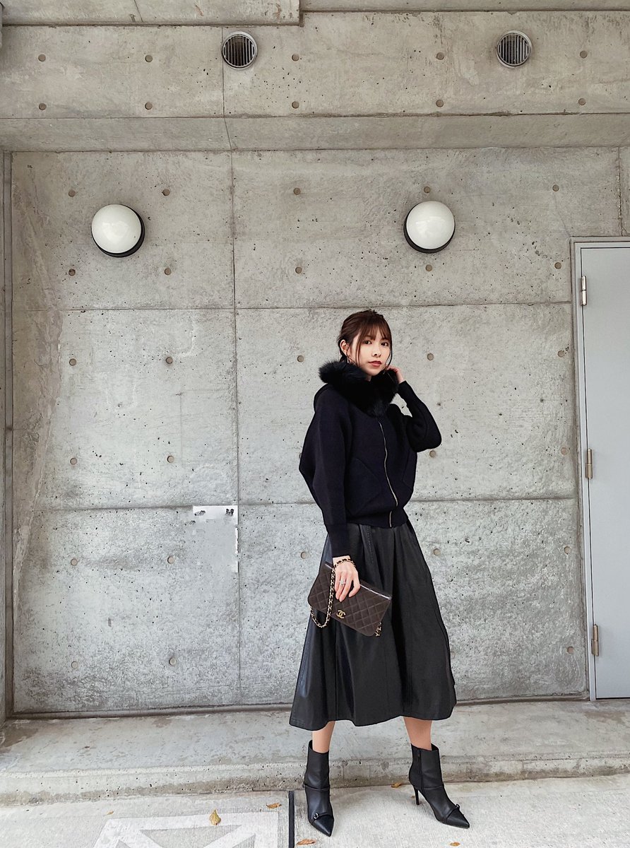 Yuika ブラックコーデ オールブラックだけど レザーワンピースの異素材とmixしてるからそこまで重くならない このパーカー これからコートの中に仕込んで ファーだけだしても絶対かわいいよね コーディネート ブラックコーデ レザーワンピース