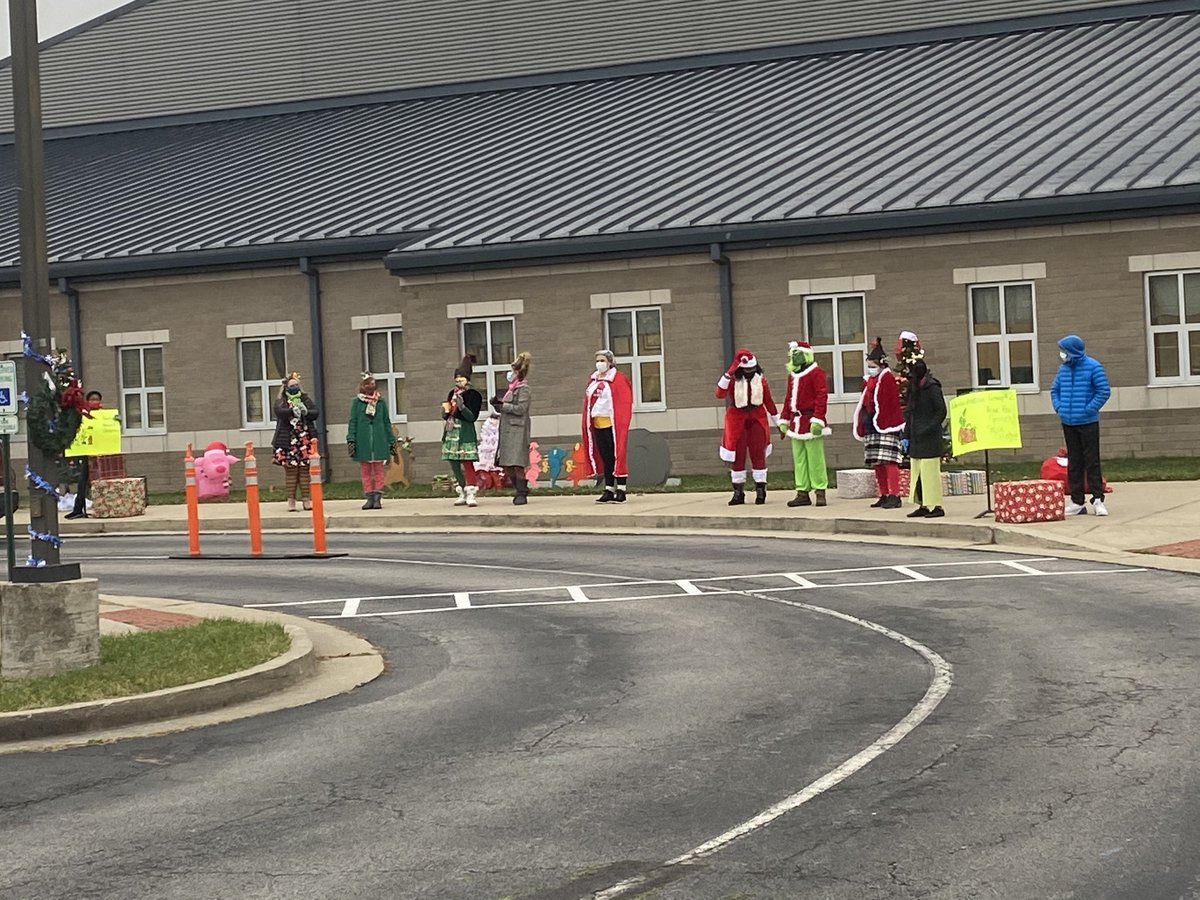 lauraBgilmer's tweet photo. Amazing turn out for Holi-Hayes!  We served over 600 students tonight with books, sweet treats and  smiles!  Such a wonderful kick off to Winter Break!! https://t.co/X8fJCcaxTk